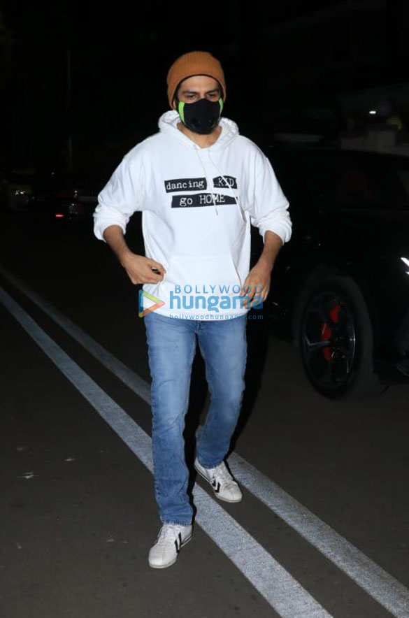 photos kartik aaryan snapped in juhu 3 7