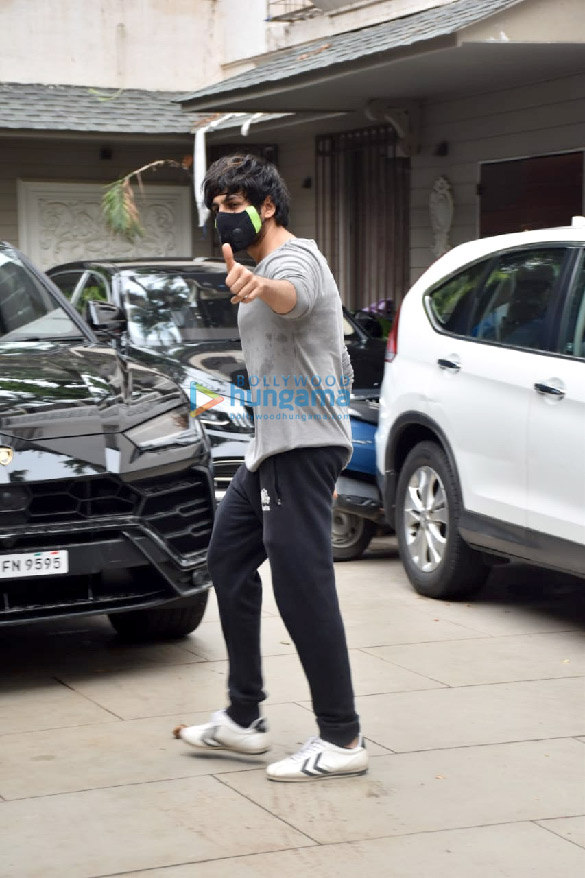 photos kartik aaryan spotted at murad khetanis house in juhu 3