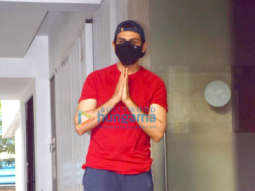 Photos: Kartik Aaryan spotted at Nanavati hospital post vaccination