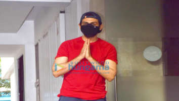 Photos: Kartik Aaryan spotted at Nanavati hospital post vaccination
