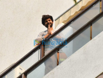 Photos: Kartik Aaryan spotted at his balcony in Juhu Photos: Kartik Aaryan spotted at his balcony in Juhu