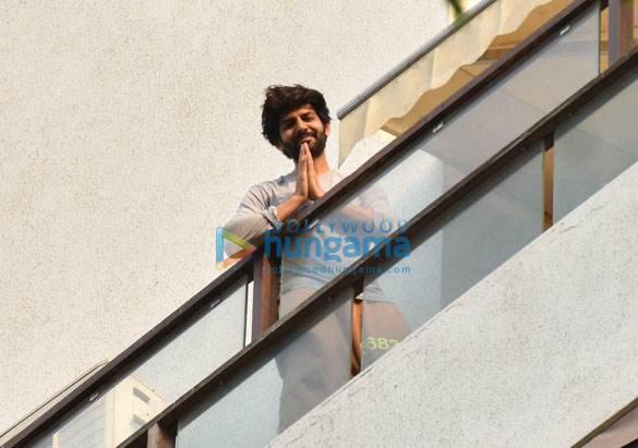 photos kartik aaryan spotted at his balcony in juhu 3