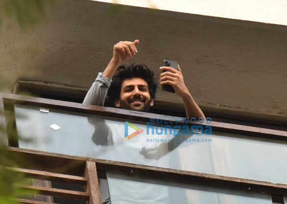 photos kartik aaryan spotted at his balcony in juhu 5