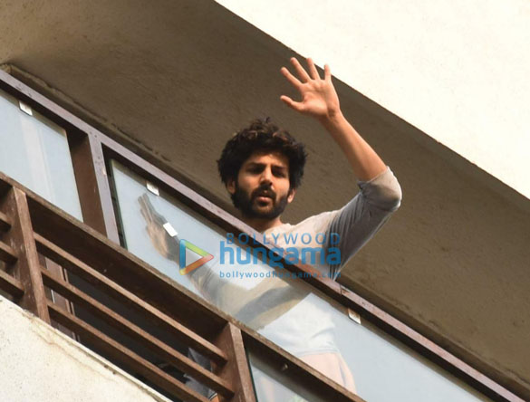 photos kartik aaryan spotted at his balcony in juhu 6