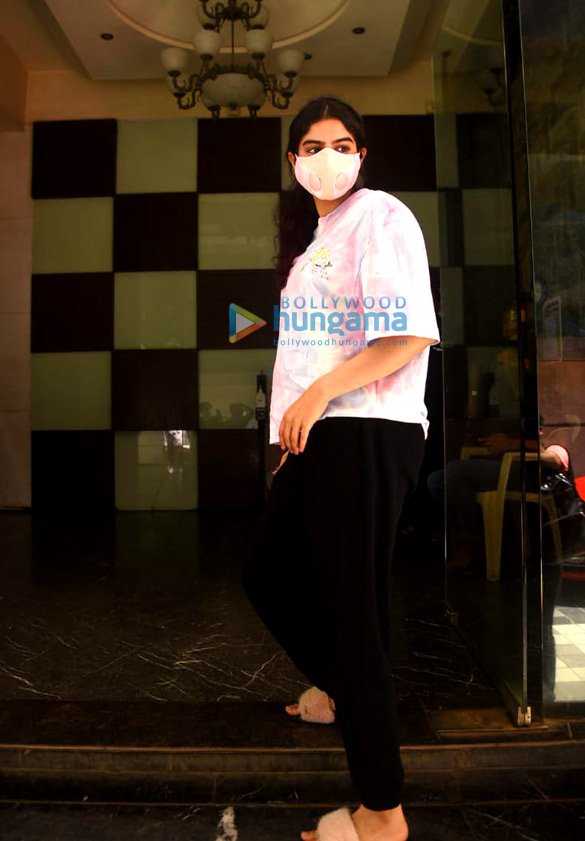 Photos: Khushi Kapoor snapped at a clinic in Bandra Photos: Khushi Kapoor snapped at a clinic in Bandra