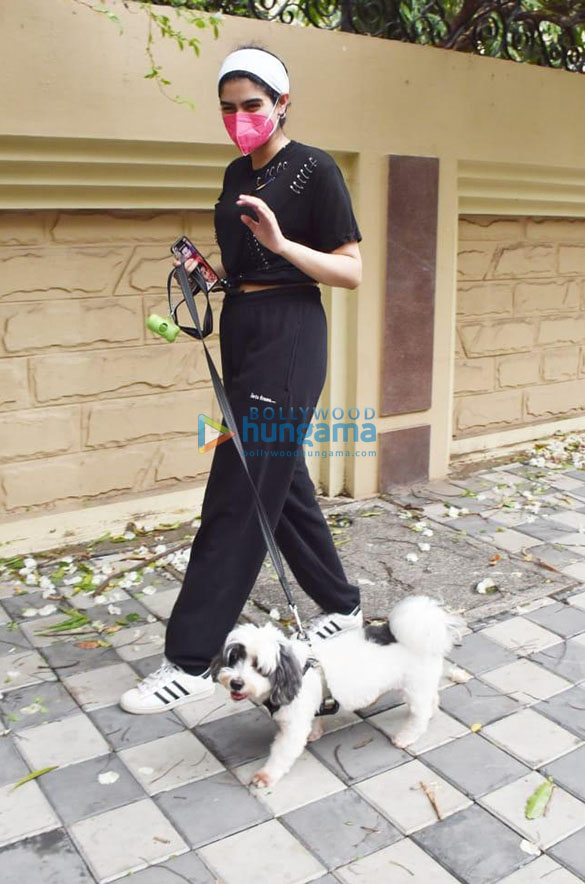 photos khushi kapoor snapped with her dog in lokhandwala 1