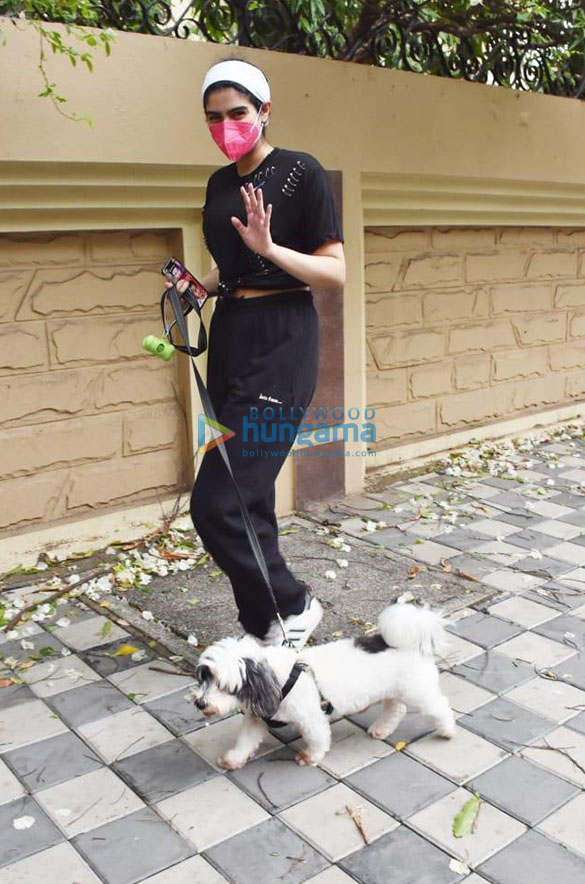 photos khushi kapoor snapped with her dog in lokhandwala 2