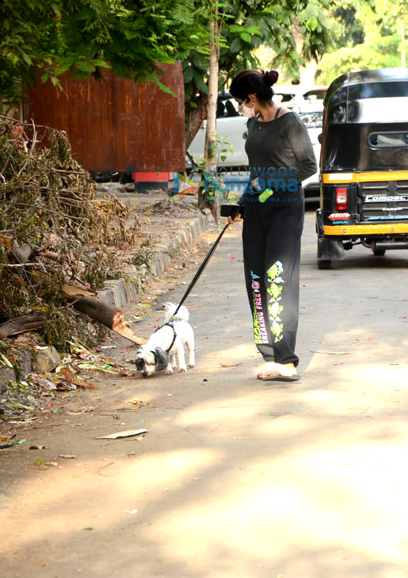 photos khushi kapoor snapped with her pet in lokhandwala 2 3