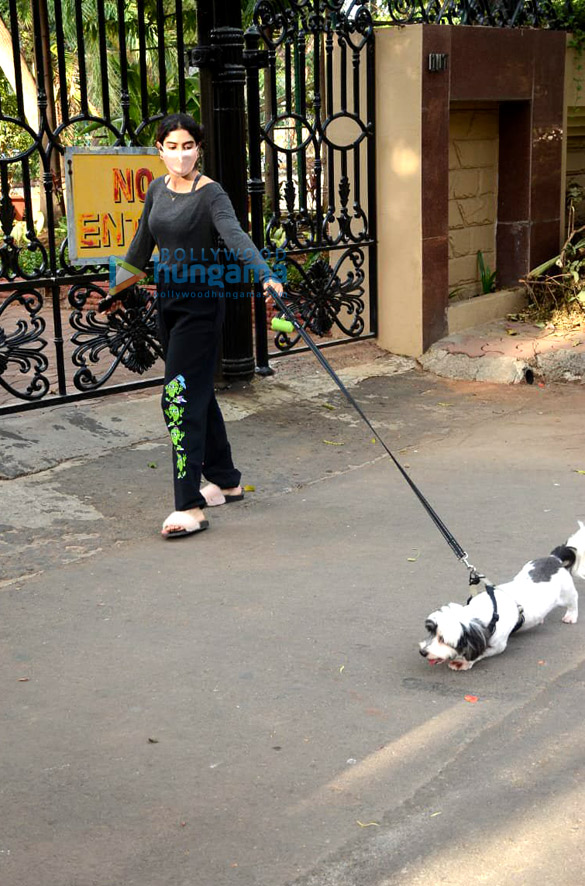 photos khushi kapoor snapped with her pet in lokhandwala 3 3