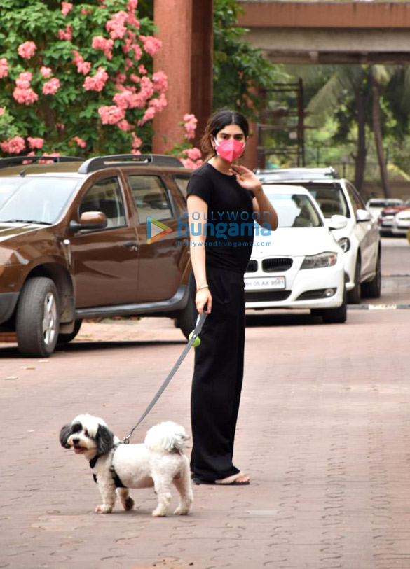 photos khushi kapoor snapped with her pet in lokhandwala 4