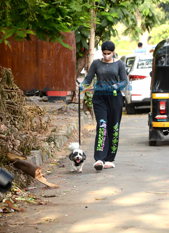 photos khushi kapoor snapped with her pet in lokhandwala 6