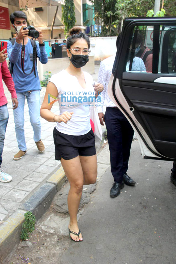 photos kim sharma spotted outside foodhall in santacruz 3