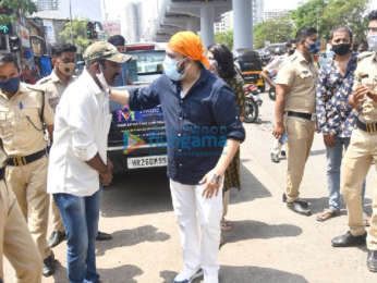 Photos: Mika Singh, Vindu Dara Singh and Bhoomi Trivedi snapped distributing food to needy people at Goregaon