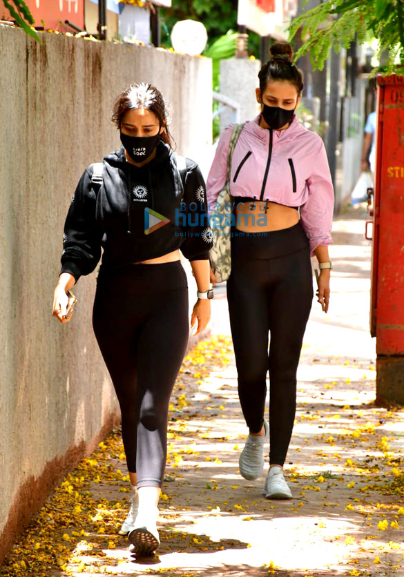 photos neha sharma and aisha sharma spotted in bandra 2 2