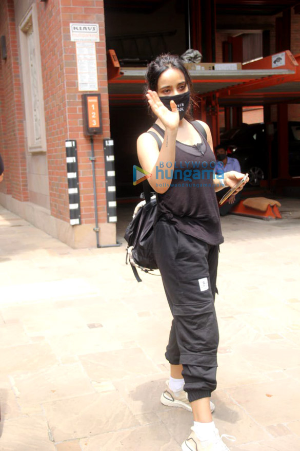 photos neha sharma and aisha sharma spotted in bandra 4