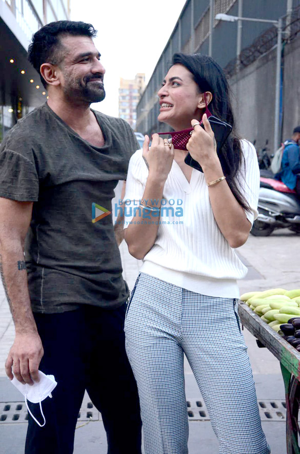 photos pavitra punia and eijaz khan snapped at a vegetable market 3