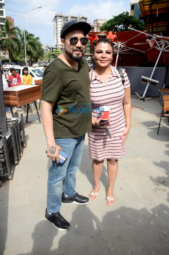 Photos: Rakhi Sawant and Mika Singh snapped in Andheri Photos: Rakhi Sawant and Mika Singh snapped in Andheri