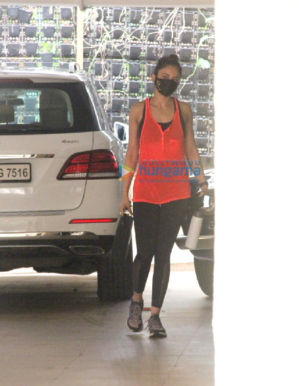 Photos: Rakul Preet Singh snapped in Bandra Photos: Rakul Preet Singh snapped in Bandra