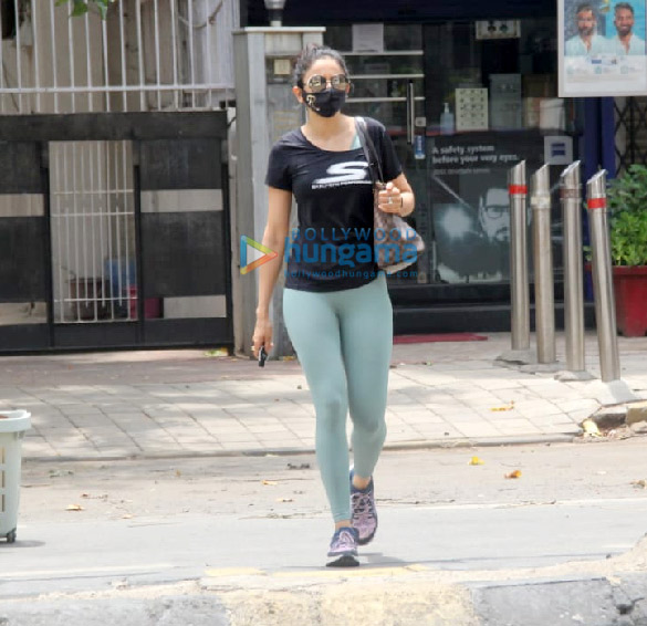 photos rakul preet singh spotted at foodhall in santacruz 2