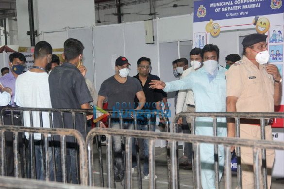 photos salman khan snapped at the vaccination centre in dadar 1