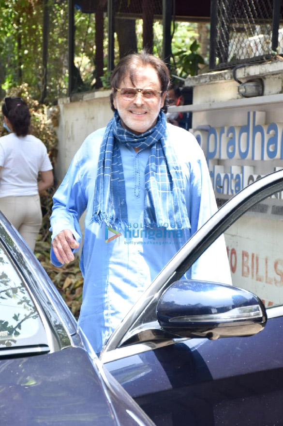 Photos: Sanjay Khan snapped at a clinic in Juhu Photos: Sanjay Khan snapped at a clinic in Juhu