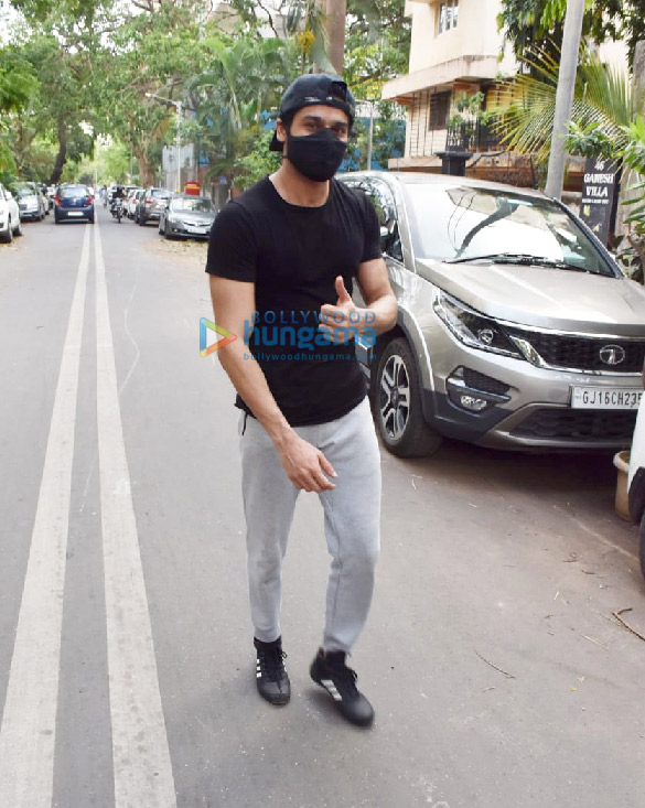 photos saqib saleem and abhimanyu dassani snapped in juhu 4