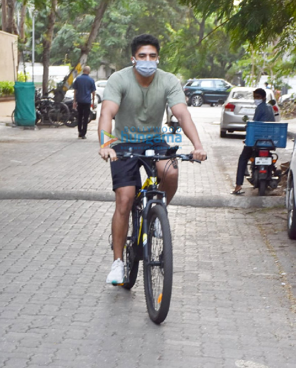 Photos: Saqib Saleem snapped cycling in Juhu Photos: Saqib Saleem snapped cycling in Juhu
