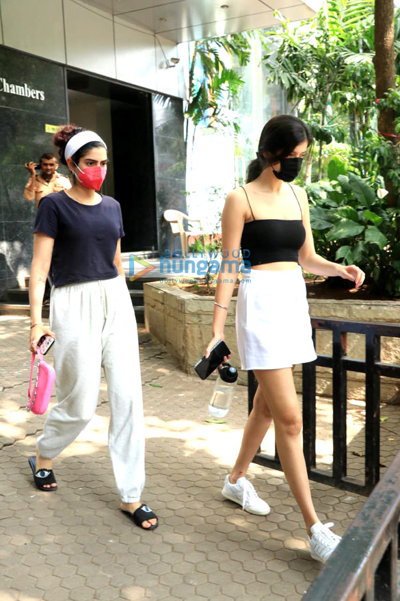 photos shanaya kapoor khushi kapoor and maheep kapoor snapped at a clinic in bandra 4