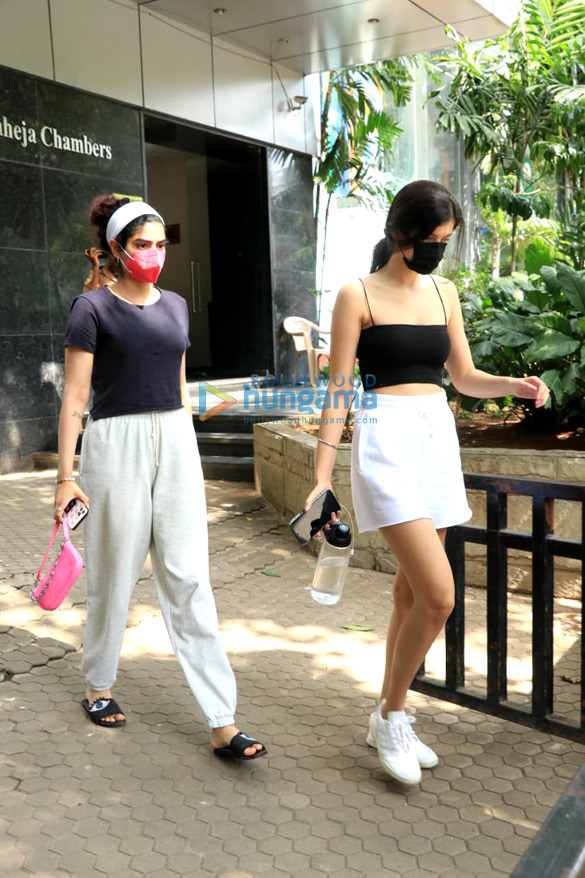photos shanaya kapoor khushi kapoor and maheep kapoor snapped at a clinic in bandra 6
