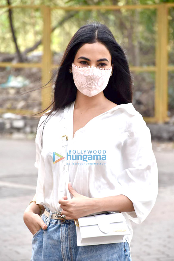 Photos: Sonal Chauhan and Sonnalli Seygall snapped in Versova Photos: Sonal Chauhan and Sonnalli Seygall snapped in Versova