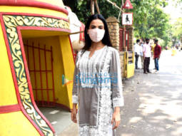 Photos: Sonal Chauhan snapped at the Shani temple in Juhu