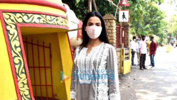 Photos: Sonal Chauhan snapped at the Shani temple in Juhu