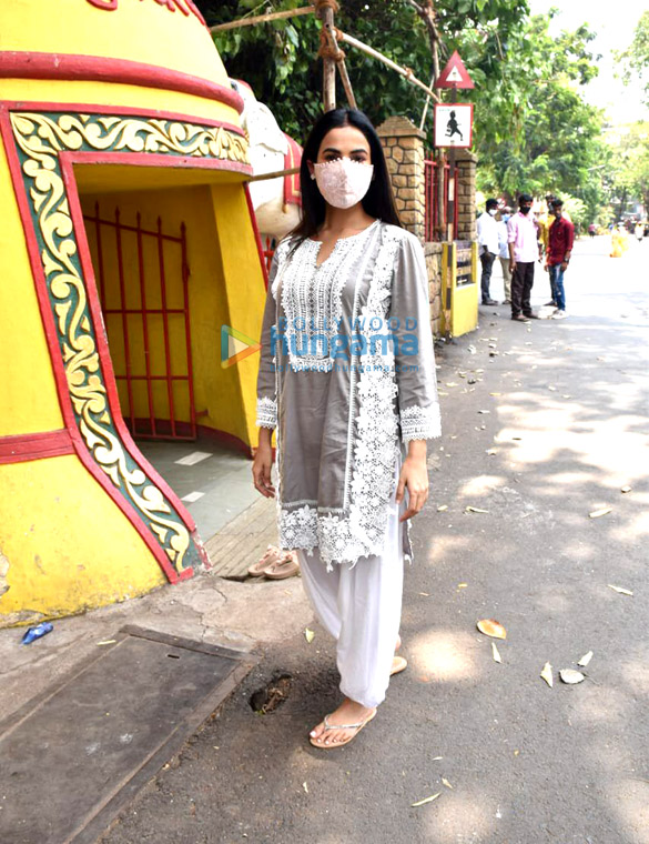 Photos: Sonal Chauhan snapped at the Shani temple in Juhu Photos: Sonal Chauhan snapped at the Shani temple in Juhu