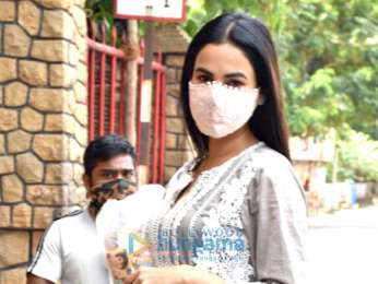 Photos: Sonal Chauhan snapped at the Shani temple in Juhu