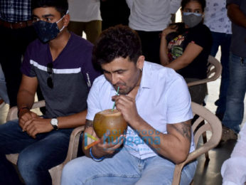 Photos: Sonu Nigam snapped at blood donation camp in Juhu