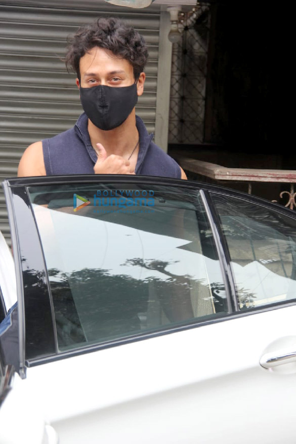 photos tiger shroff spotted at santacruz 2