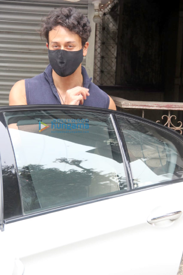 photos tiger shroff spotted at santacruz 3