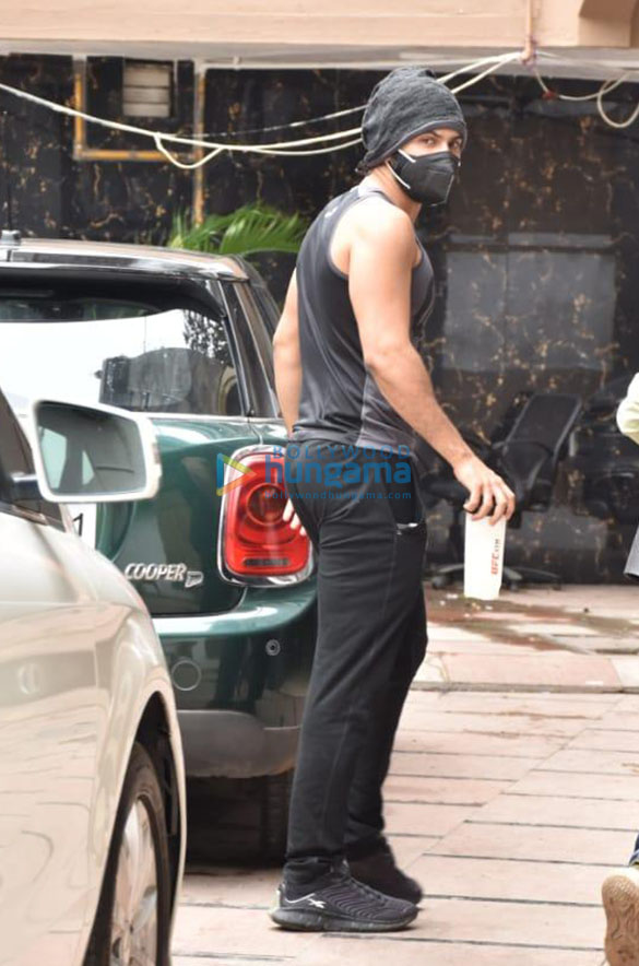 photos varun dhawan snapped at gym in juhu 3 9
