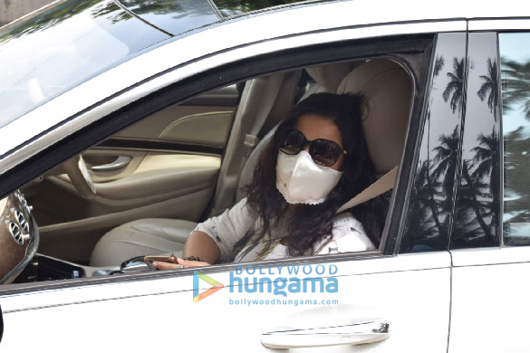 photos vidya balan and siddharth roy kapur snapped in juhu 3