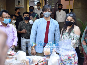 Photos: Vivek Oberoi distributes ration to needy people in Juhu