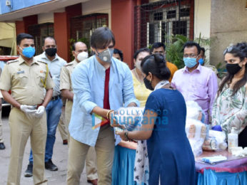 Photos: Vivek Oberoi distributes ration to needy people in Juhu