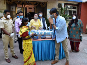 Photos: Vivek Oberoi distributes ration to needy people in Juhu