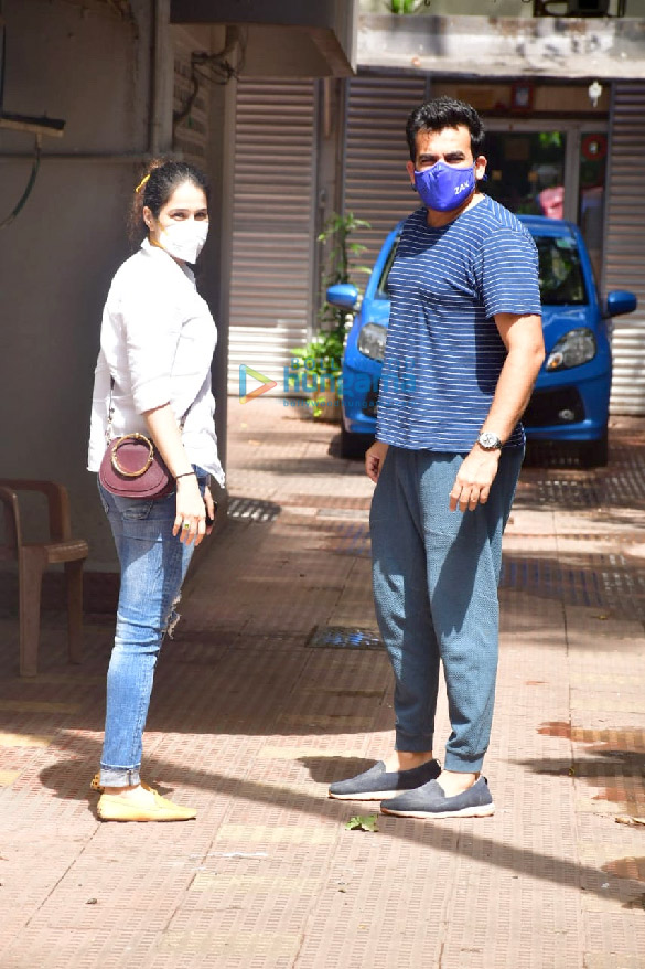 photos zaheer khan and sagarika ghatge spotted in bandra 2