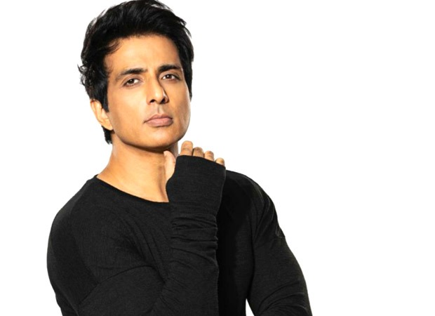 Sonu Sood and his team save 20-22 Covid-19 patients at ARAK hospital in Bengaluru in the middle of the night Sonu Sood and his team save 20-22 Covid-19 patients at ARAK hospital in Bengaluru in the middle of the night