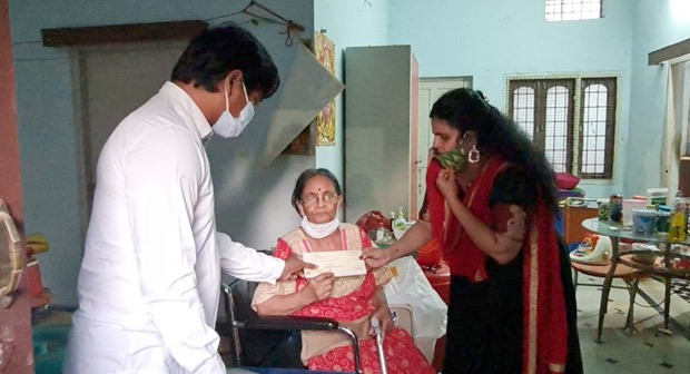 Chiranjeevi donates Rs. 1 lakh to yesteryear actress Pavala Syamala who was struggling to make ends meet