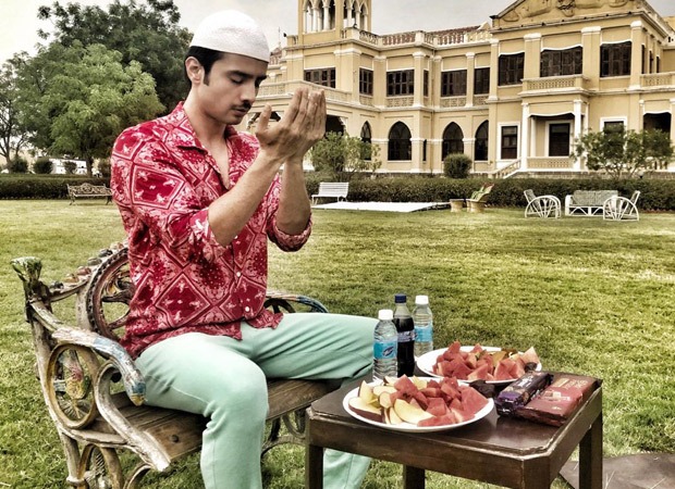 Zaan Khan does his iftari on the sets of Kyun Uthhe Dil Chhode Aaye 