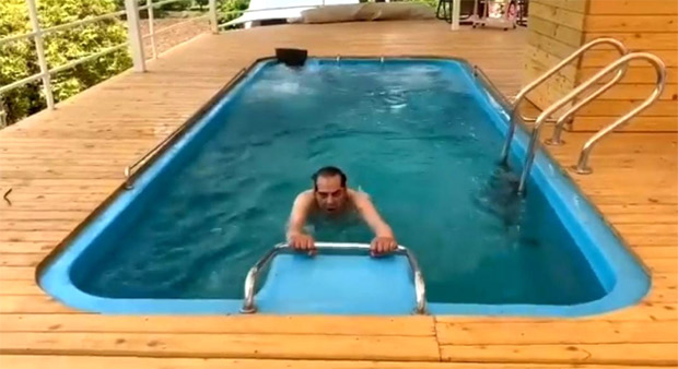 Dharmendra does water aerobics, shares video from his farmhouse