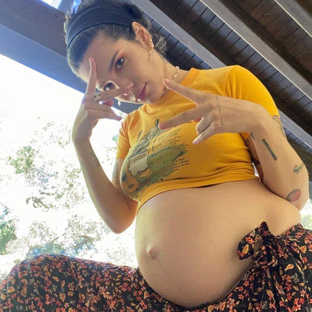 Barry udrydde vores Halsey flaunts her baby bump, is a ray of sunshine in yellow makeup  matching with her t-shirt : Bollywood News - Bollywood Hungama