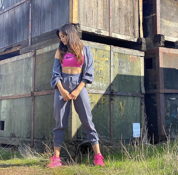 Khatron Ke Khiladi 11 Shweta Tiwari Flaunts Her Abs Dons Blue Joggers And Pink Sports Bra 11