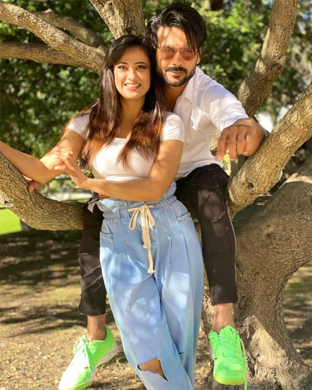 Khatron Ke Khiladi 11: Shweta Tiwari strikes a pose with 'Babua' Vishal Aditya Singh in Cape Town